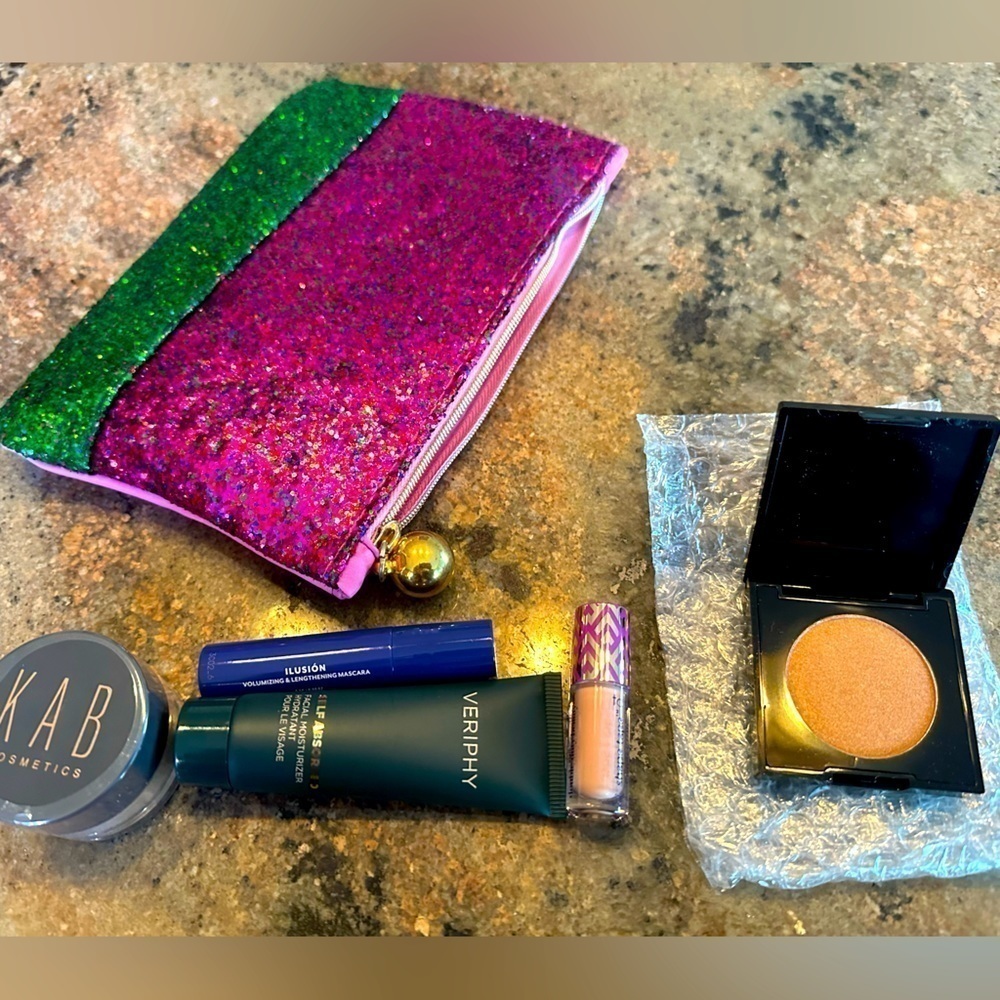 6-piece cosmetic kit with bag, foundation, powder, mascara, moisturizer